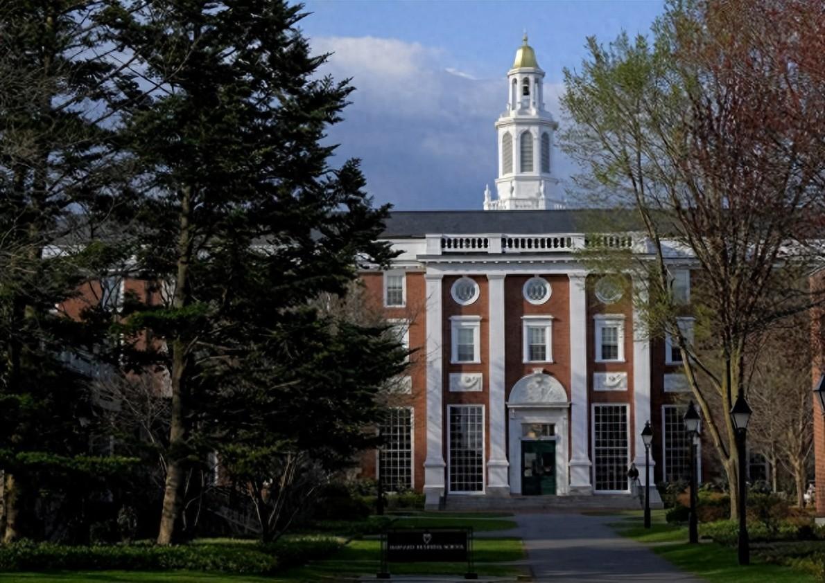 特朗普力保60万中国留学生，被自己人“围攻”，他忍不住说出实话
   
就在美国