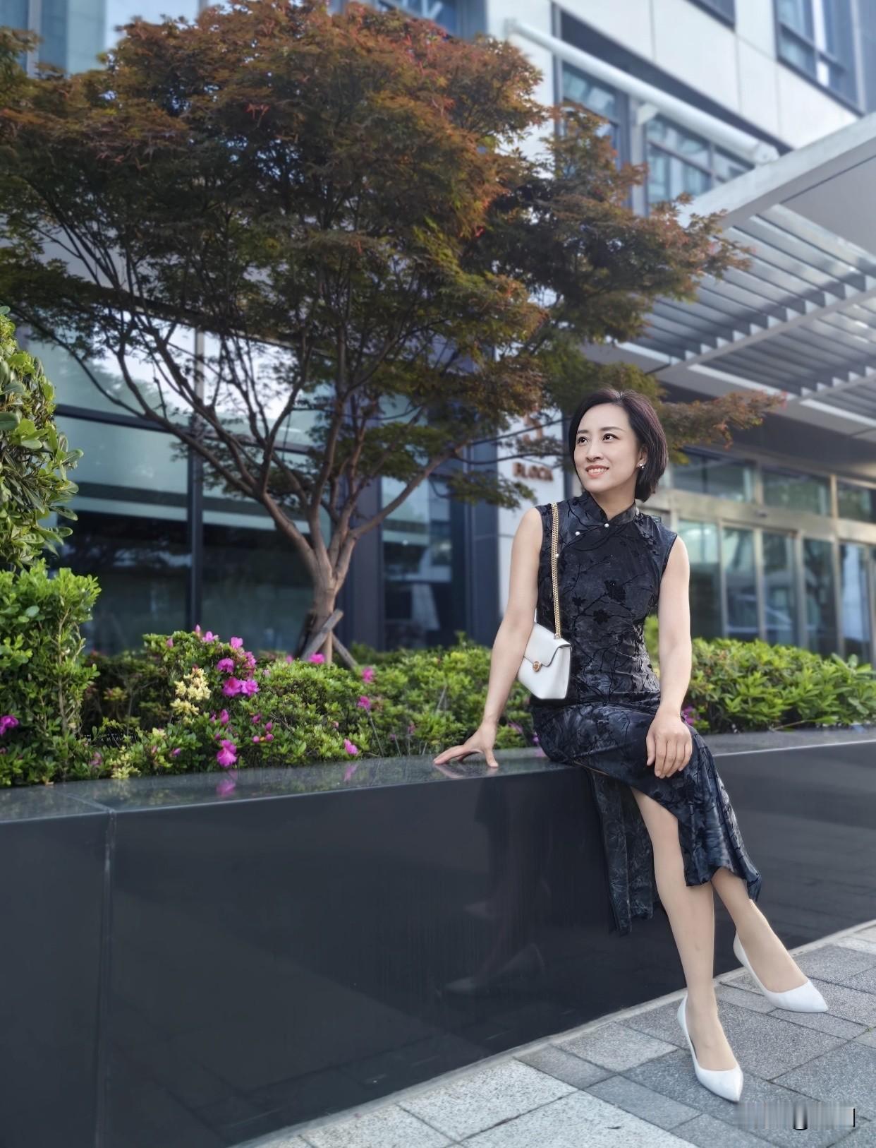 为什么说女人美在气质真正持久的美是从内而外散发的气质。冰心说女性带来了世界大部分