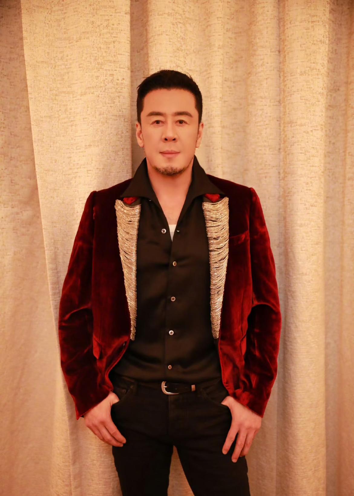 歌星杨坤一直没有结婚，
有一次，
那英就对着他说：“你看你这也老大不小了，我给你