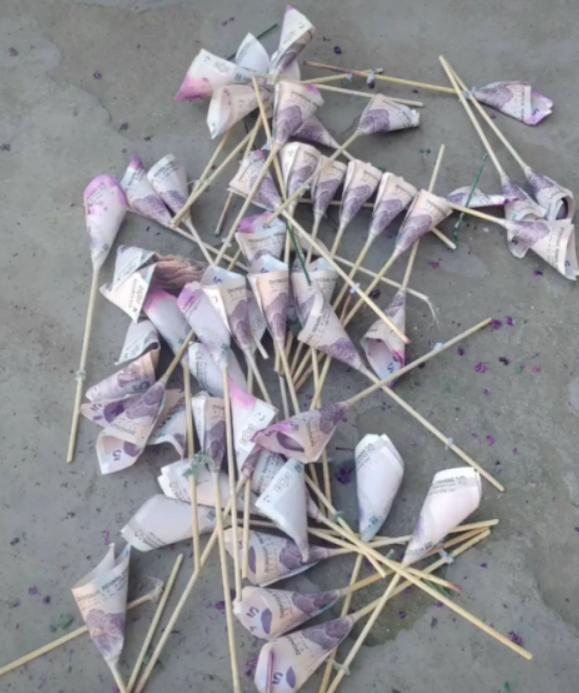 视金钱为粪土？山东，女子出门扔垃圾，走到垃圾桶旁边瞄了一眼，发现里头有一堆东西长