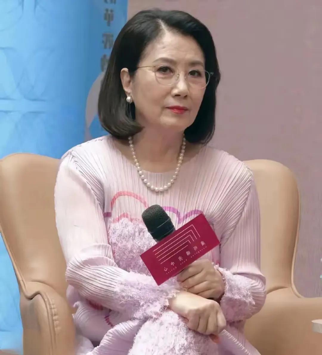 汪明荃，今年78岁了，气色还这么好！在2025年央台春晚上，还搭档陈小春、张智霖