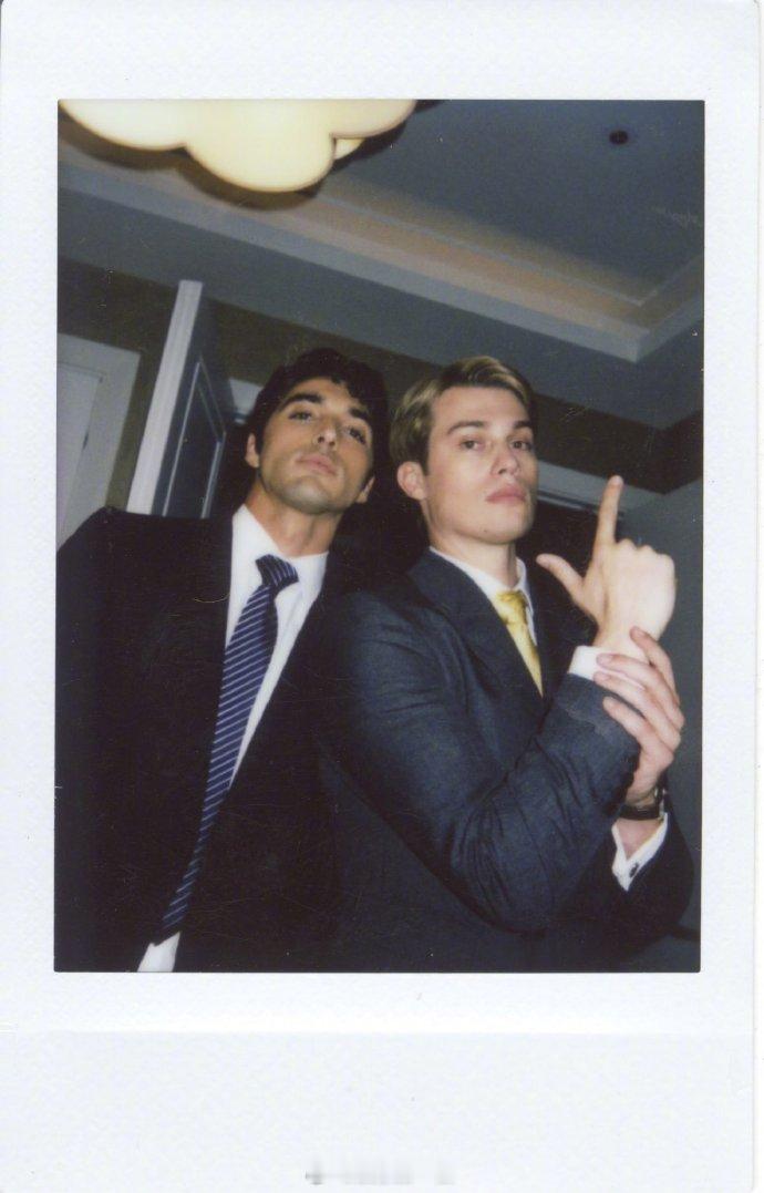 星条红与皇室蓝2将开拍《星条红与皇室蓝2》开拍在即，尼古拉斯·加利齐纳对《综艺》