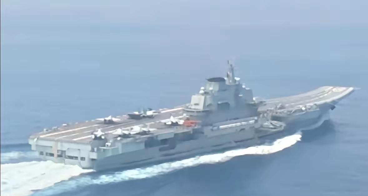 辽宁舰结束40多天远海实战训练，安全返回青岛

6月22日，中国海军辽宁舰编队圆