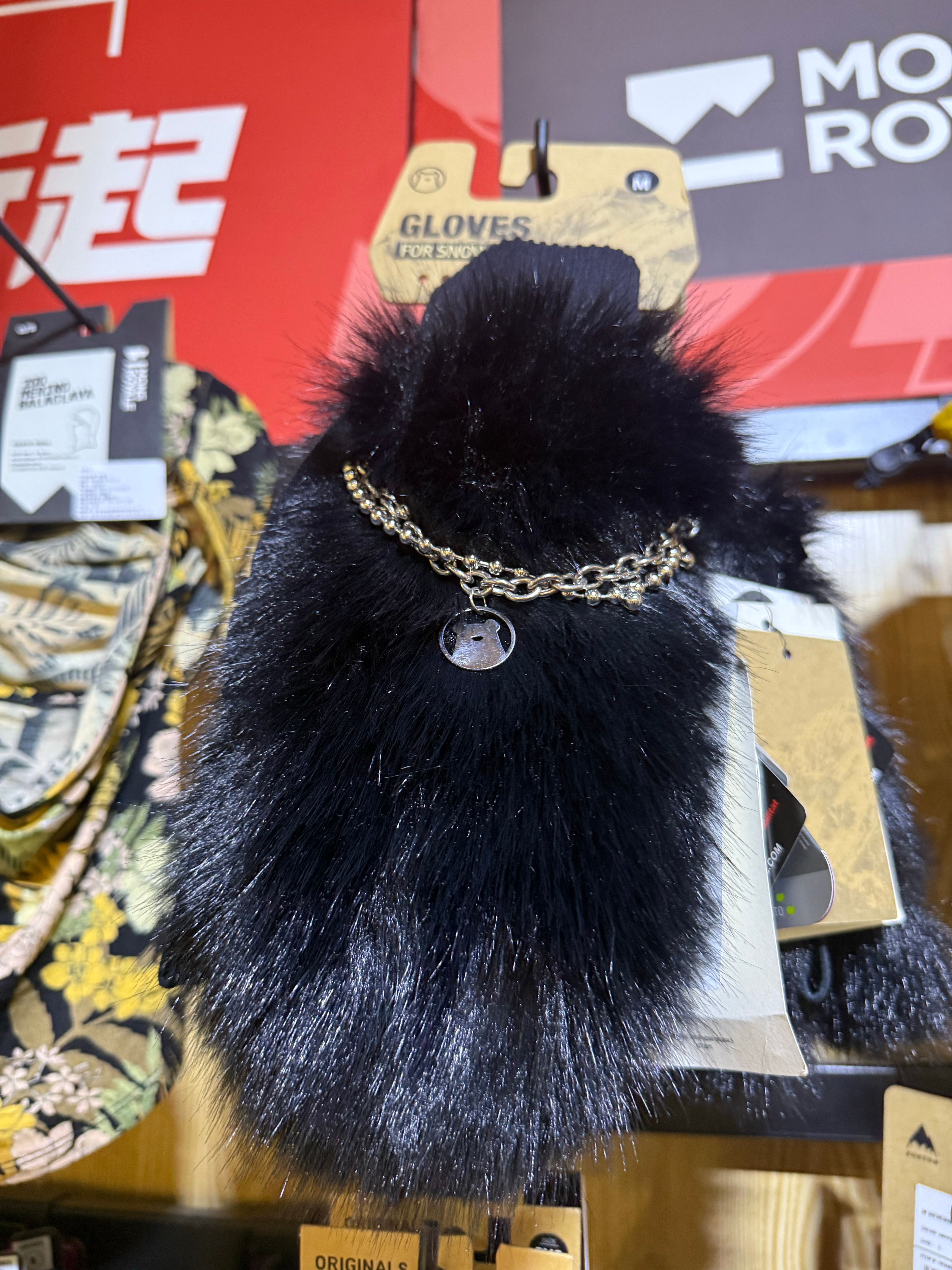 逛雪具店看到的新装备，必须跟大家分享下，这个毛手套也太像“熊掌”了吧，还有一个夏