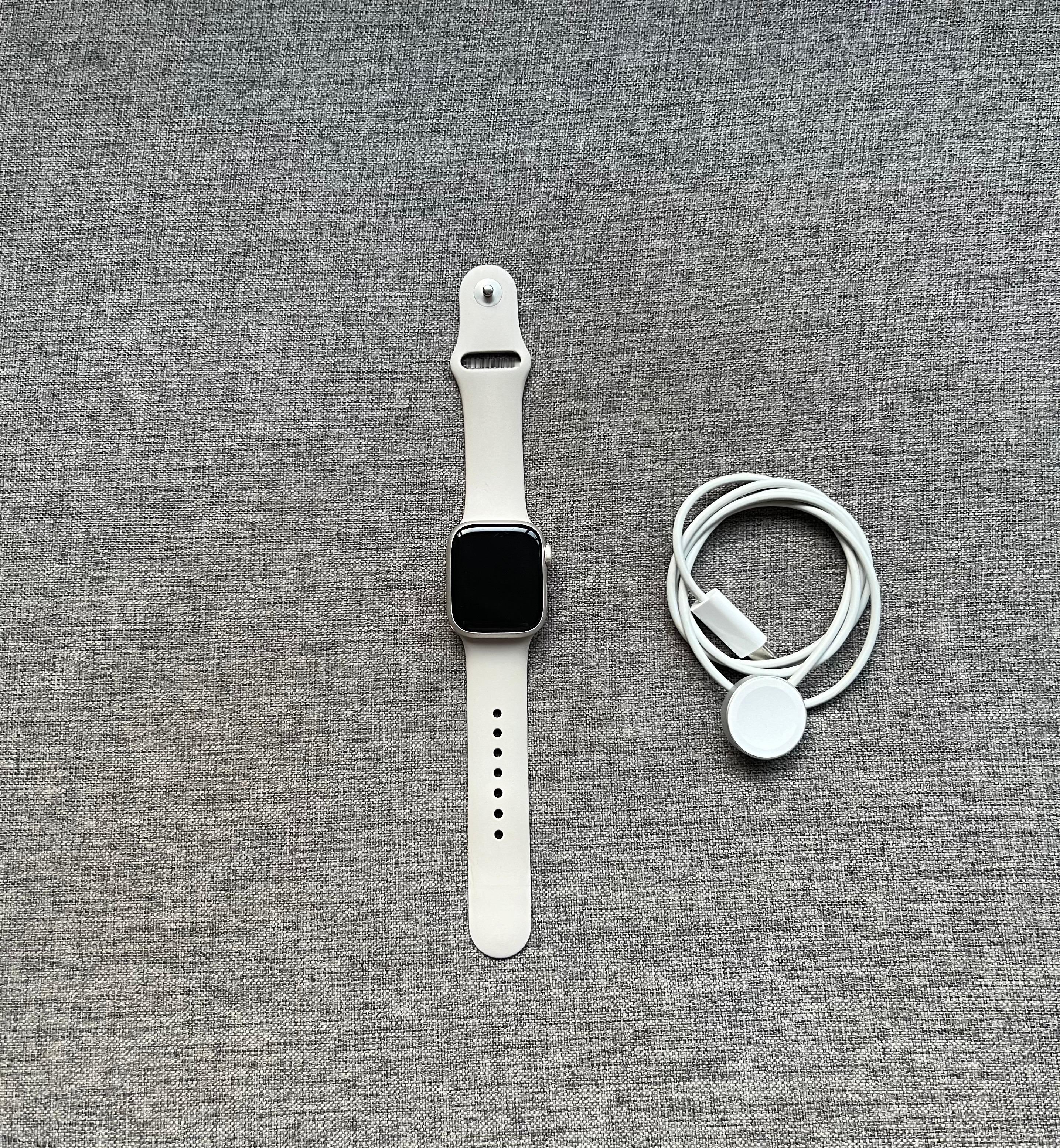 Apple Watch S8 蜂窝版 41mm 铝金属星光色+S/M表带，屏幕明