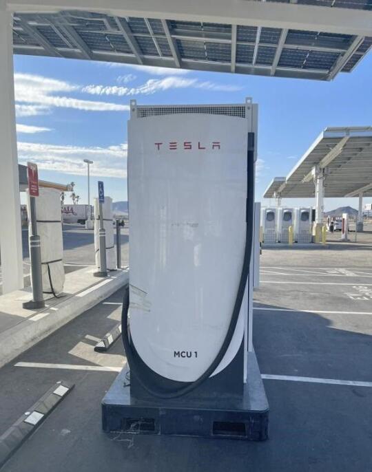 特斯拉超充团队被解散，高压快充才是未来！