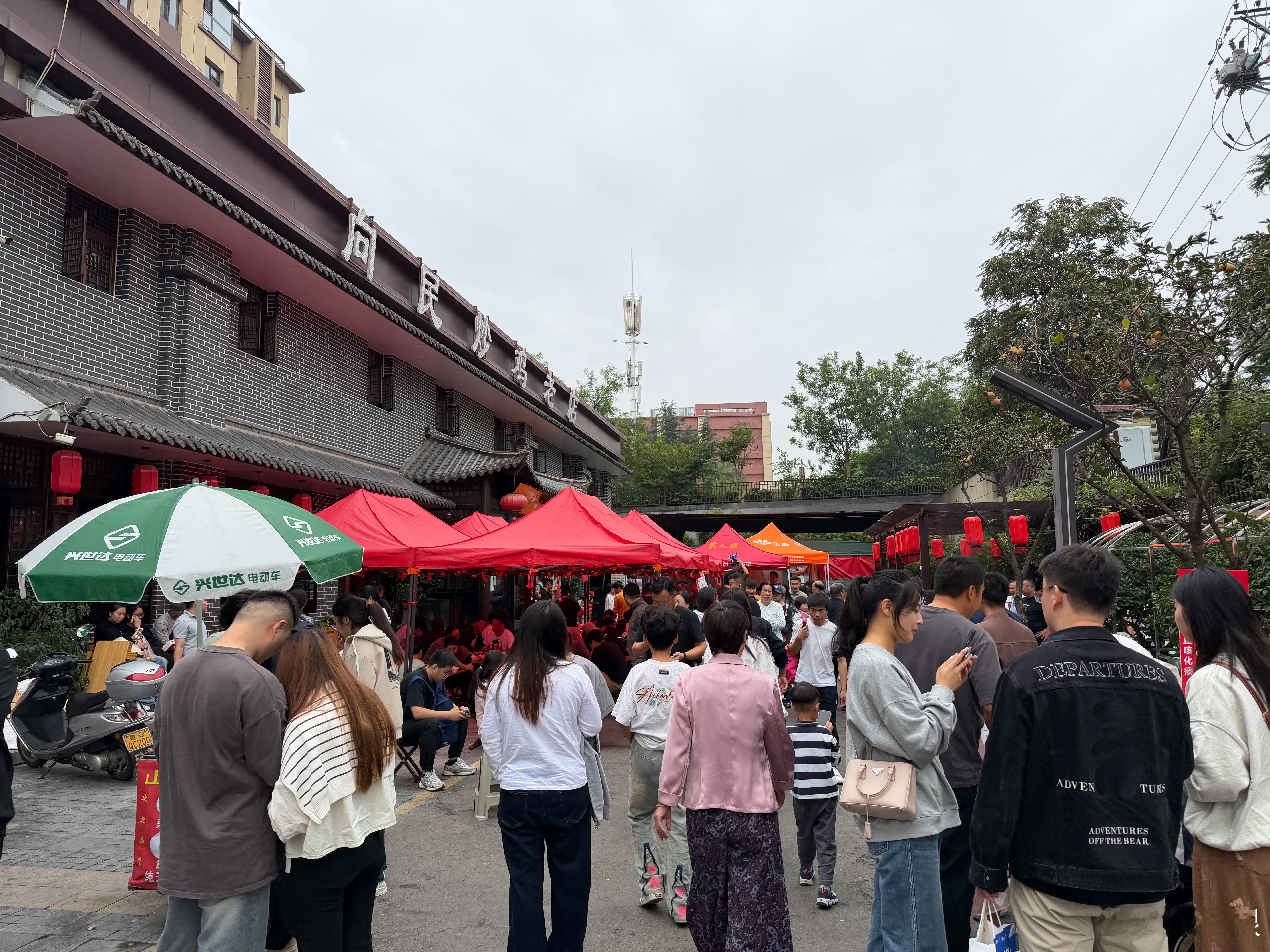 兄弟请我吃这家炒鸡，火得一塌糊涂。这些菜，不知道有多少“预制”成分？这种火爆程度