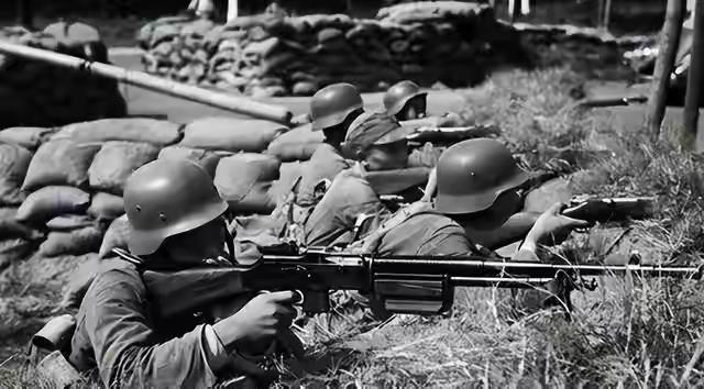 1949年，国民党74军军长劳冠英台北街头摆摊度日，遭昔日上司训诫。

说起这事