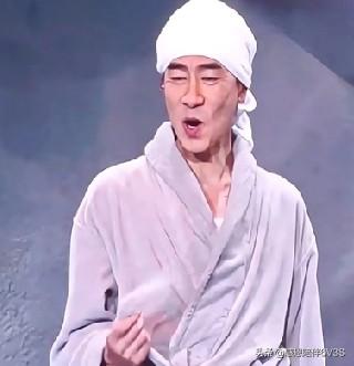 陈小春真是娱乐圈独一份！
长相不算标准帅哥，
但痞中带正义的气场太抓人。
唱歌自