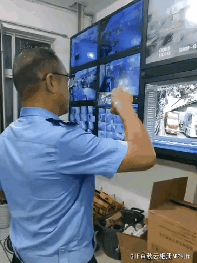 开车的都懂，大车没过去不应该在两车中间穿行，更不应该打开车门上车，也就两秒钟的时