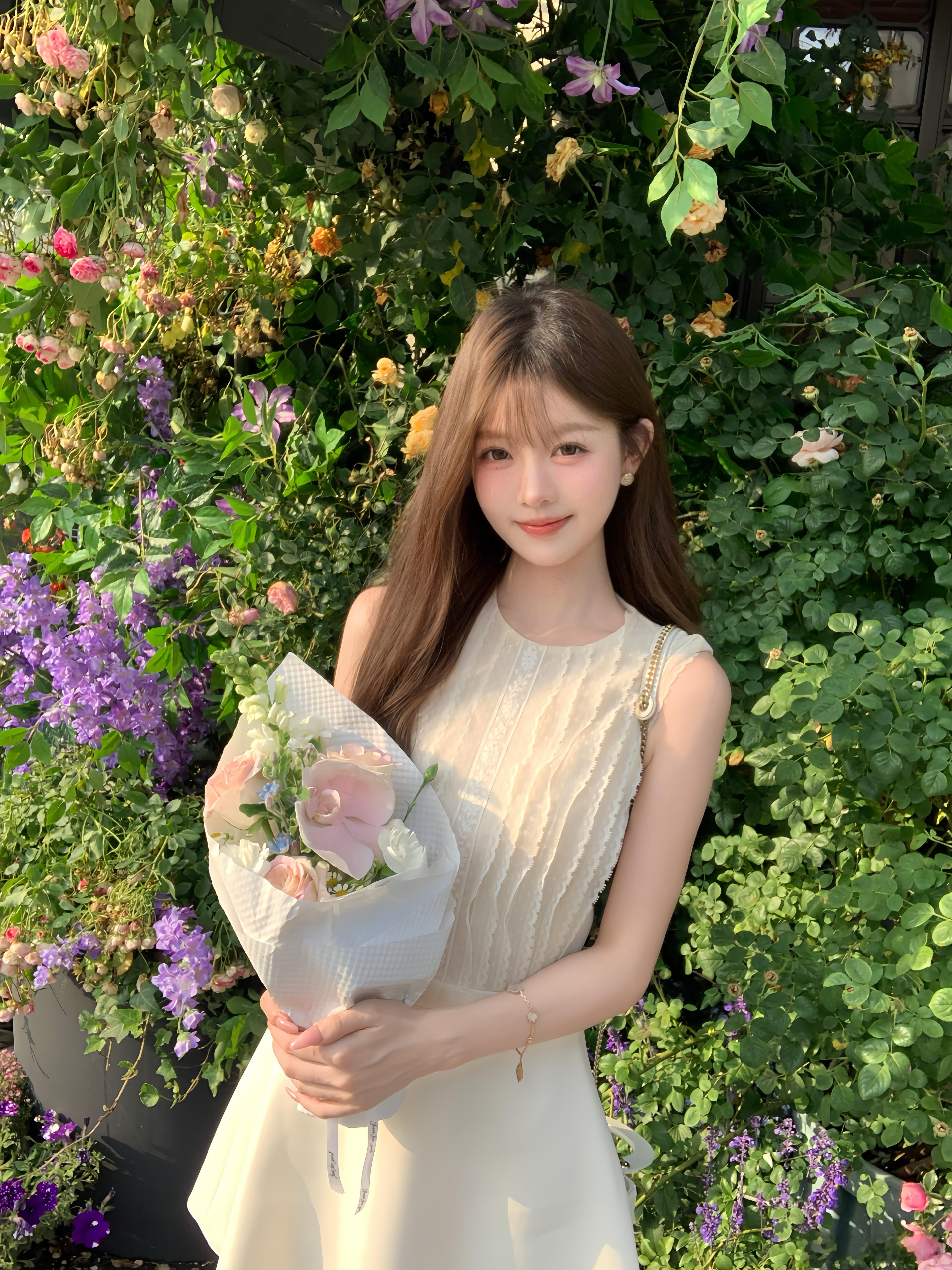 💐鲜花盛开的街角～来拍照了﻿ ﻿今天穿什么甜妹夏日穿搭ootd