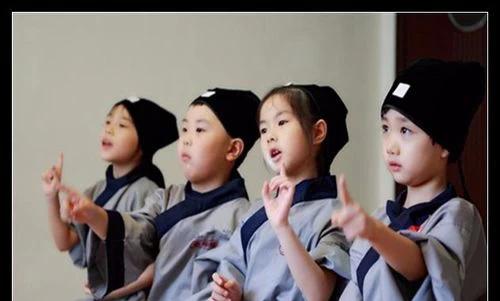 不同年龄阶段的孩子，有着对这个世界不同的见识和看法，因此，对孩子的读经教育也应该