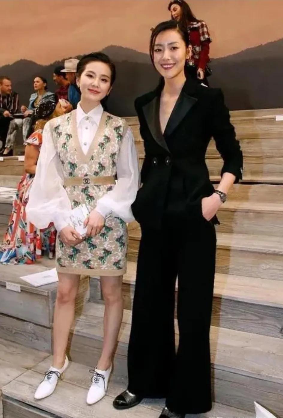 刘诗诗和高个子站在一起显得好矮呀
左边是刘诗诗，右边这个美女是谁
真的好高，应该