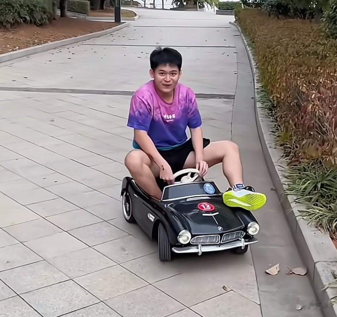 小石头林诗栋也是美美过上六一儿童节了，大大的人坐在小小的玩具车里，一只脚还伸不进