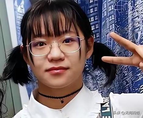 照片中的这个人，其实是男扮女装，他的真实性别是男人，但却喜欢把自己打扮成女人的模