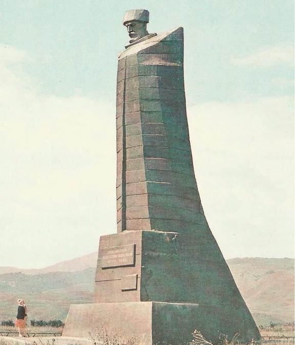 “哀悼的高地人”纪念碑 1968
“哀悼的高地人”纪念碑，纪念在伟大卫国战争中牺