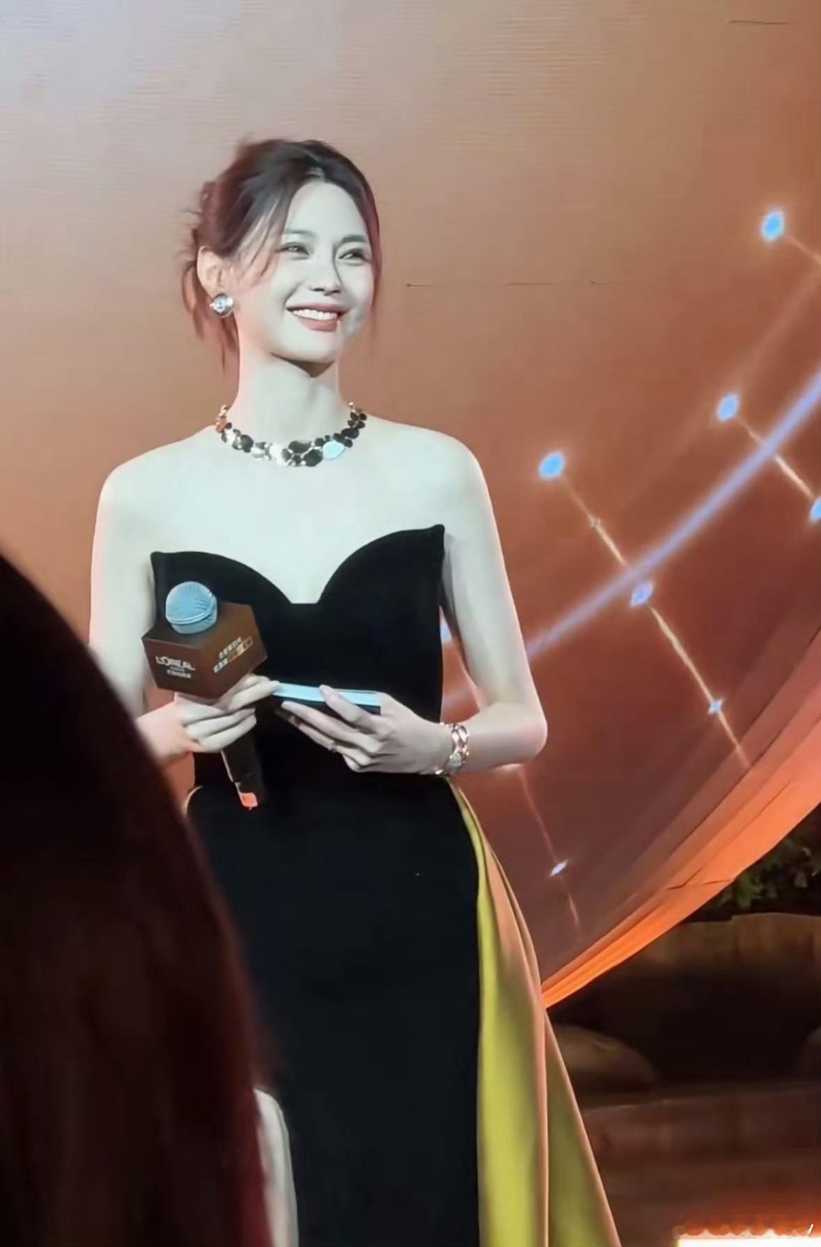 沈梦辰美成Angelababy了 美女总是相似的，杜海涛还挺有福气的[笑而不语]
