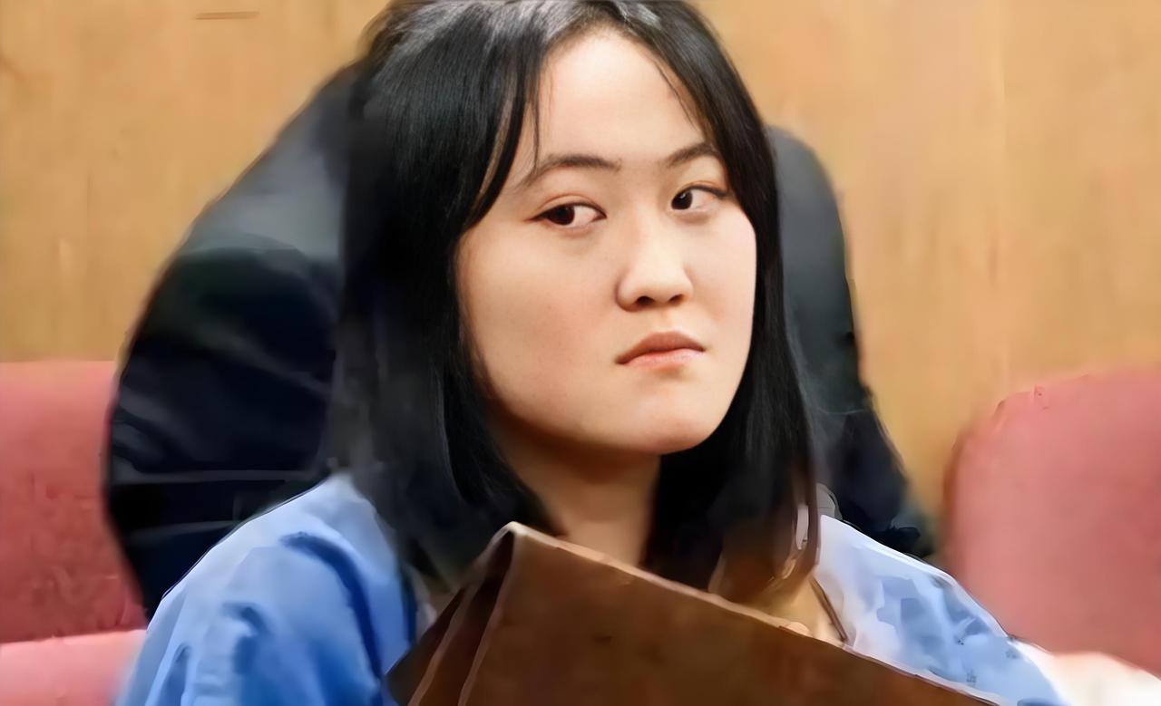 大快人心！2015年，曾拿烟头烫同学、扇耳光，赴美留学生翟云瑶在法庭上咆哮，无视
