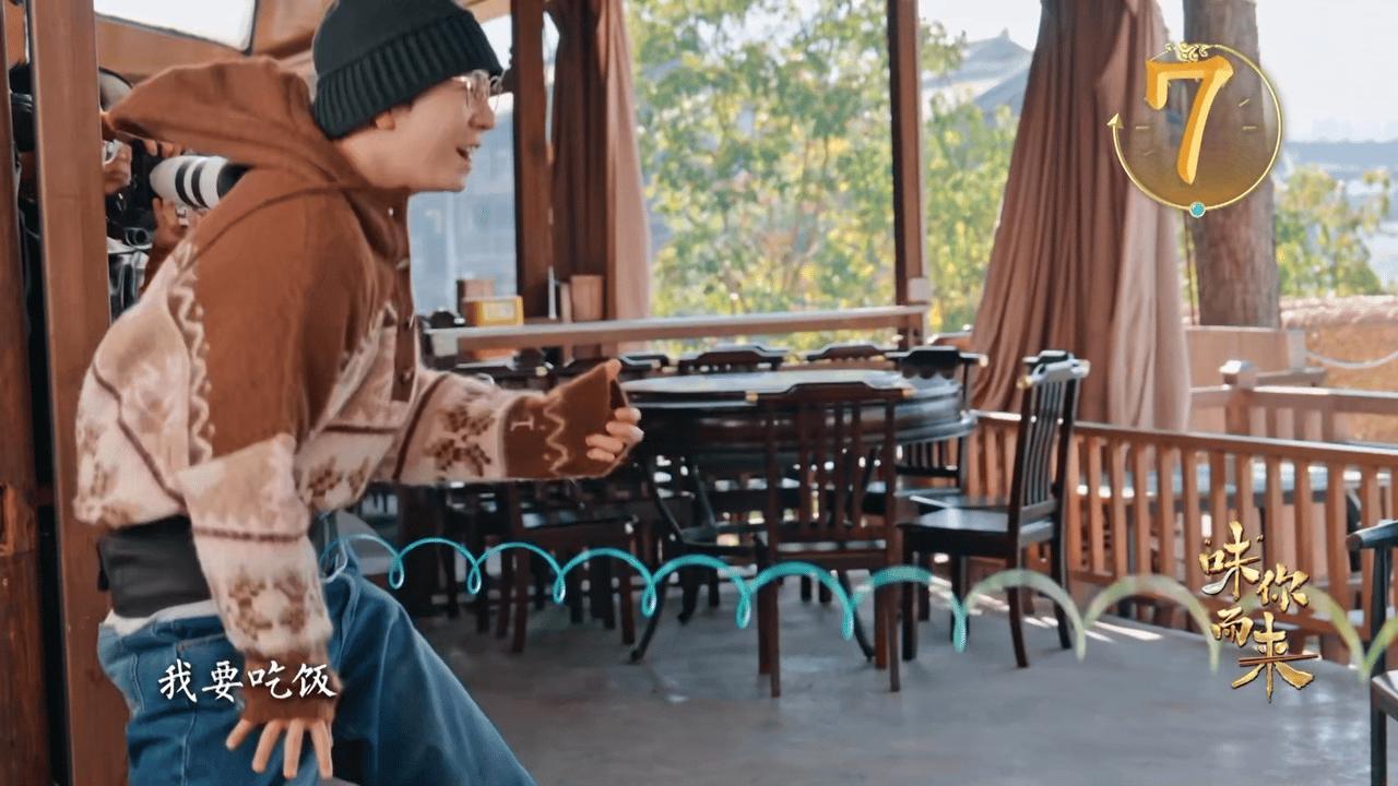 胡夏第一次为吃口饭这么拼 美食节目变身生存挑战赛！胡夏为了眼前这口饭，硬是扭出人