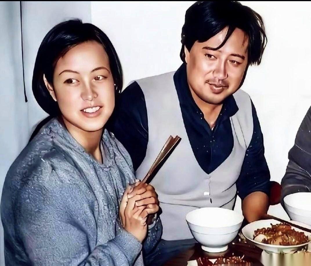 刷到这张老照片，我愣了三秒。
很多人都在问，他俩后来为什么离婚。
其实答案，不早