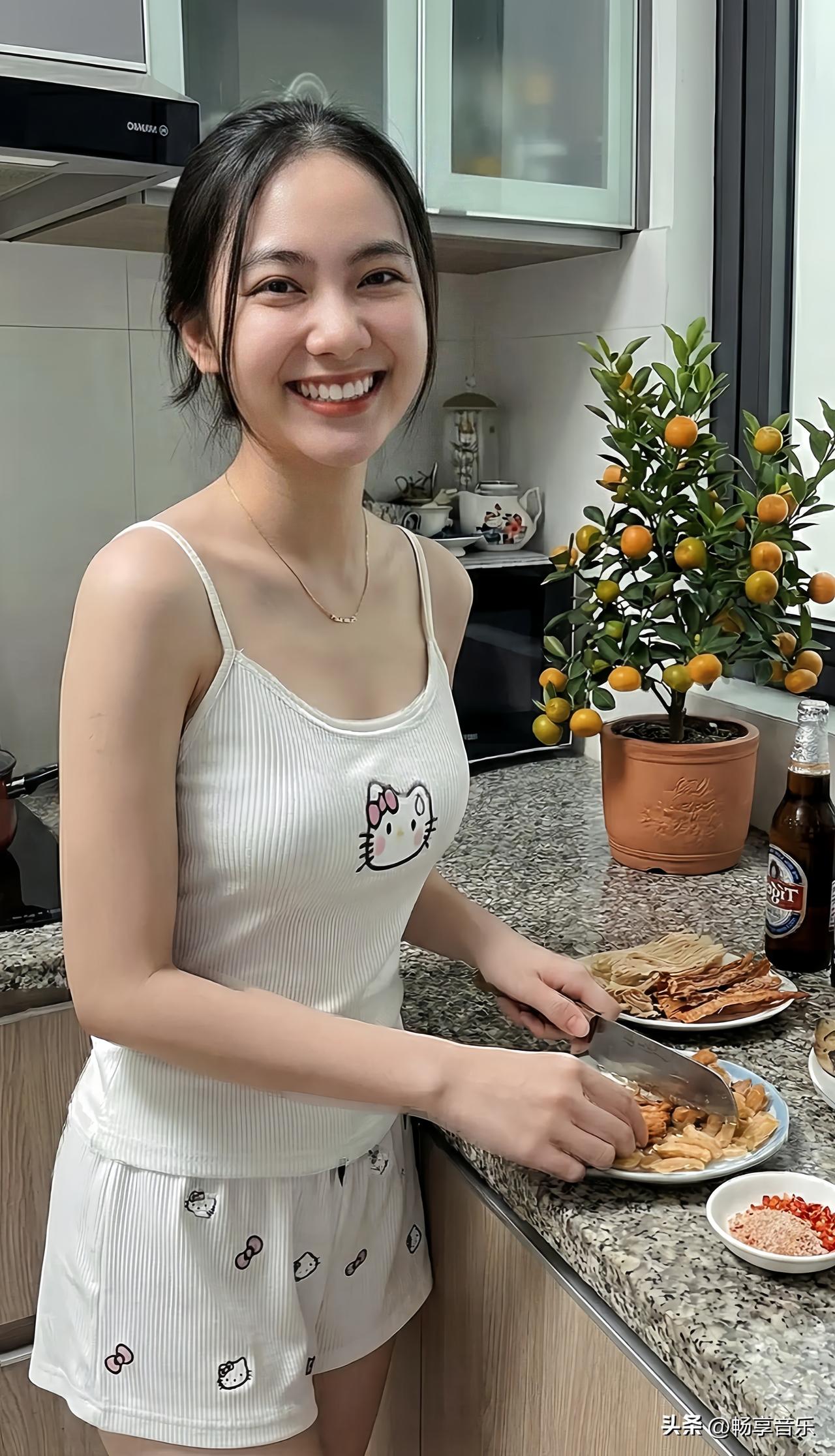 小可爱在厨房认真切着小零食，眉眼弯弯，笑意甜得快要溢出来啦～手机随手拍原创图片分