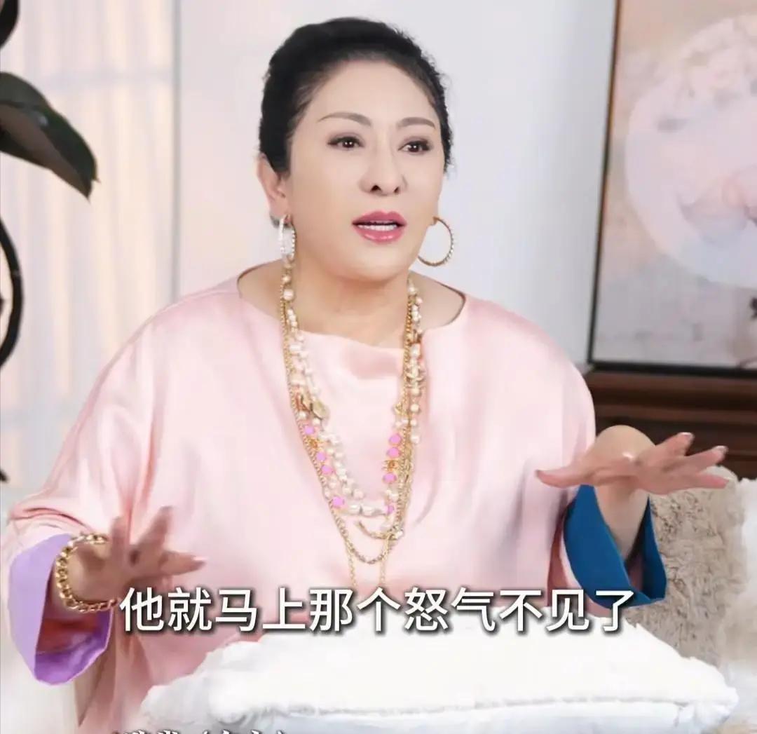 76岁的向华强，蹲在北京幼儿园地板上，双手围着孙女，怕她积木一倒就磕着。
 
当