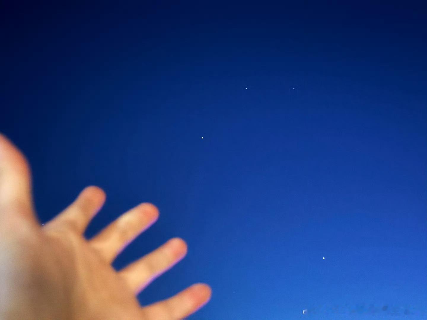丁程鑫伸手抓星星丁哥在甘肃发博伸手抓星星！丁程鑫