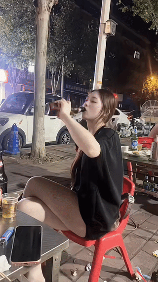 能喝酒的女人，性格都非常的豪爽干练。
但是毕竟喝酒伤身，对健康不利。
平时小酌一