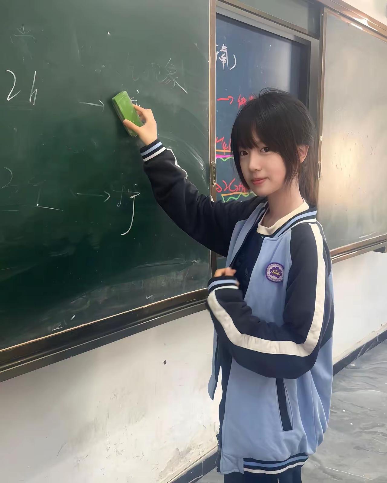 这位同学正在擦黑板呢。