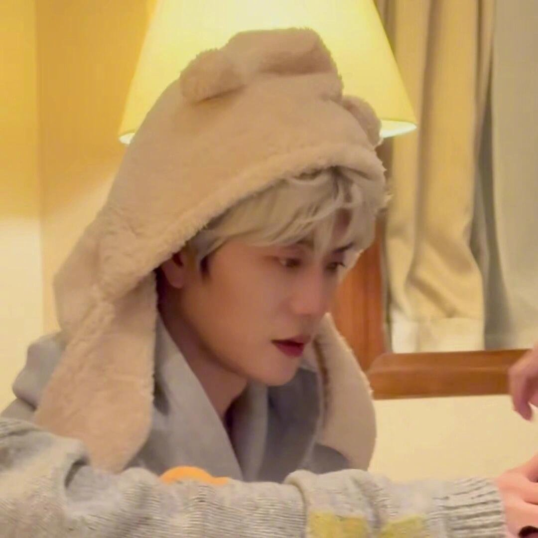 陆虎人到40染白毛不得不说之前陆虎这个白毛假发了啊啊啊啊啊，虎子你终于意识到你的