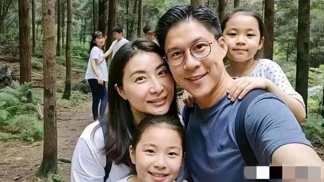 霍启刚夫妇与两女儿同框：郭晶晶眉若远黛，凤眼如虹，卧蚕精致；霍启刚气宇轩昂，笑容