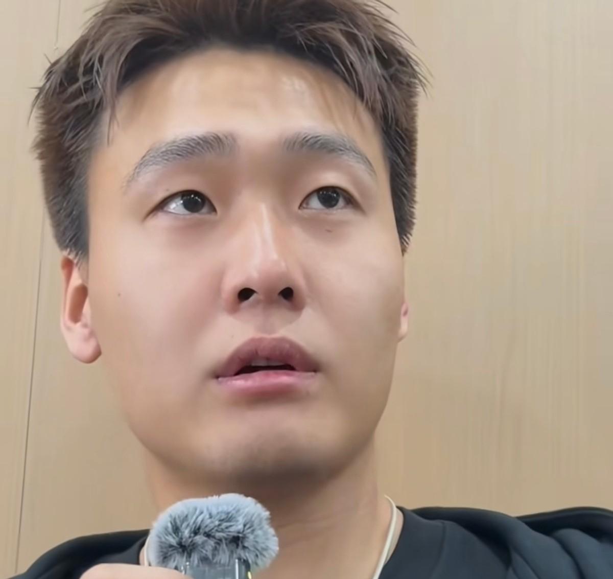 赵睿说杜锋指导的白发让他心疼。
你听听这话。季后赛马上要打了，对面站着的是你的老
