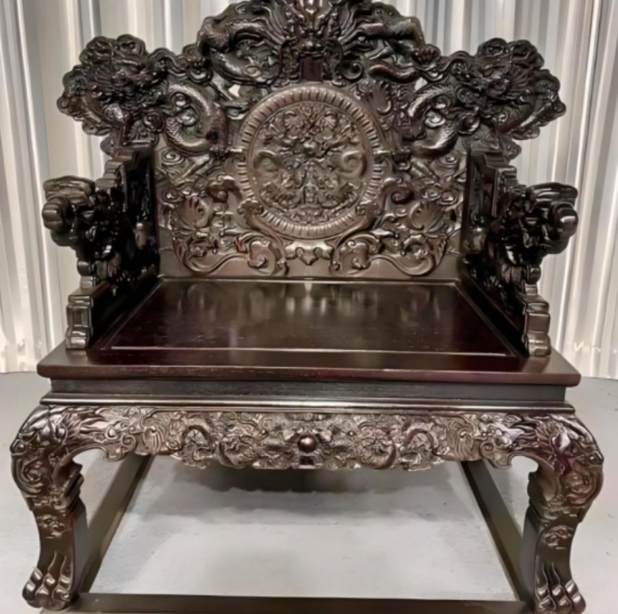 紫檀为什么那么贵？紫檀是一种木材，主要产自印度，长的极慢，几百年才能成材，其质地