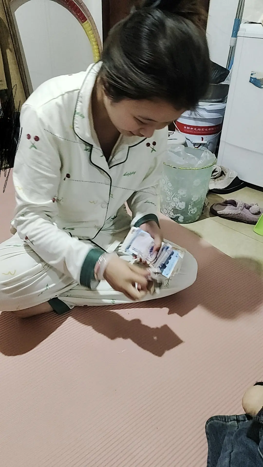实在年龄没成年，如果成年了，就把她嫁了，谁家需要娶儿媳妇，可以联系我...