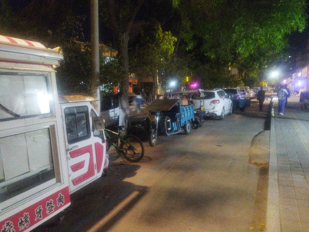 @银川交警 一共就十几个免费停车位，有三分之一都被无良的商家用电动车占着位置，成