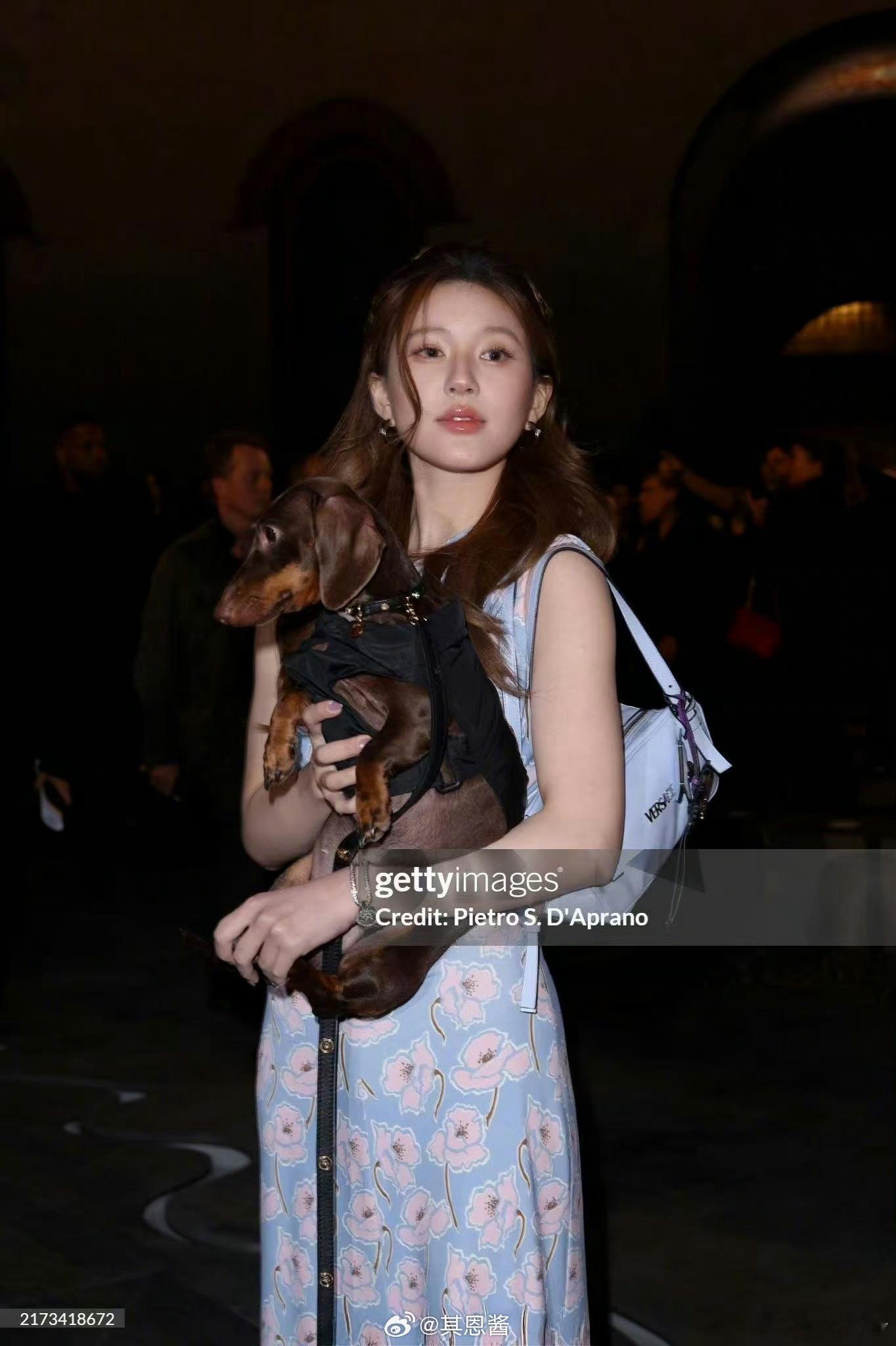 赵露思真的好牛 她的狗狗情绪怎么这么稳定啊 不吵不闹 乖乖坐她身上看秀 多米你的