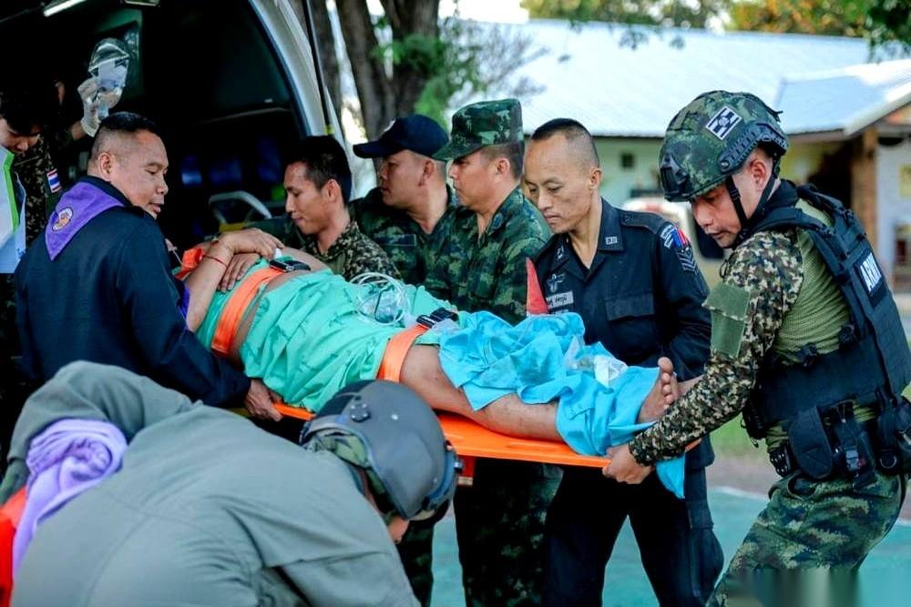 十多公里外都能看到那个黑色的蘑菇云。
真的，就跟电影里一模一样。泰国这次根本不是