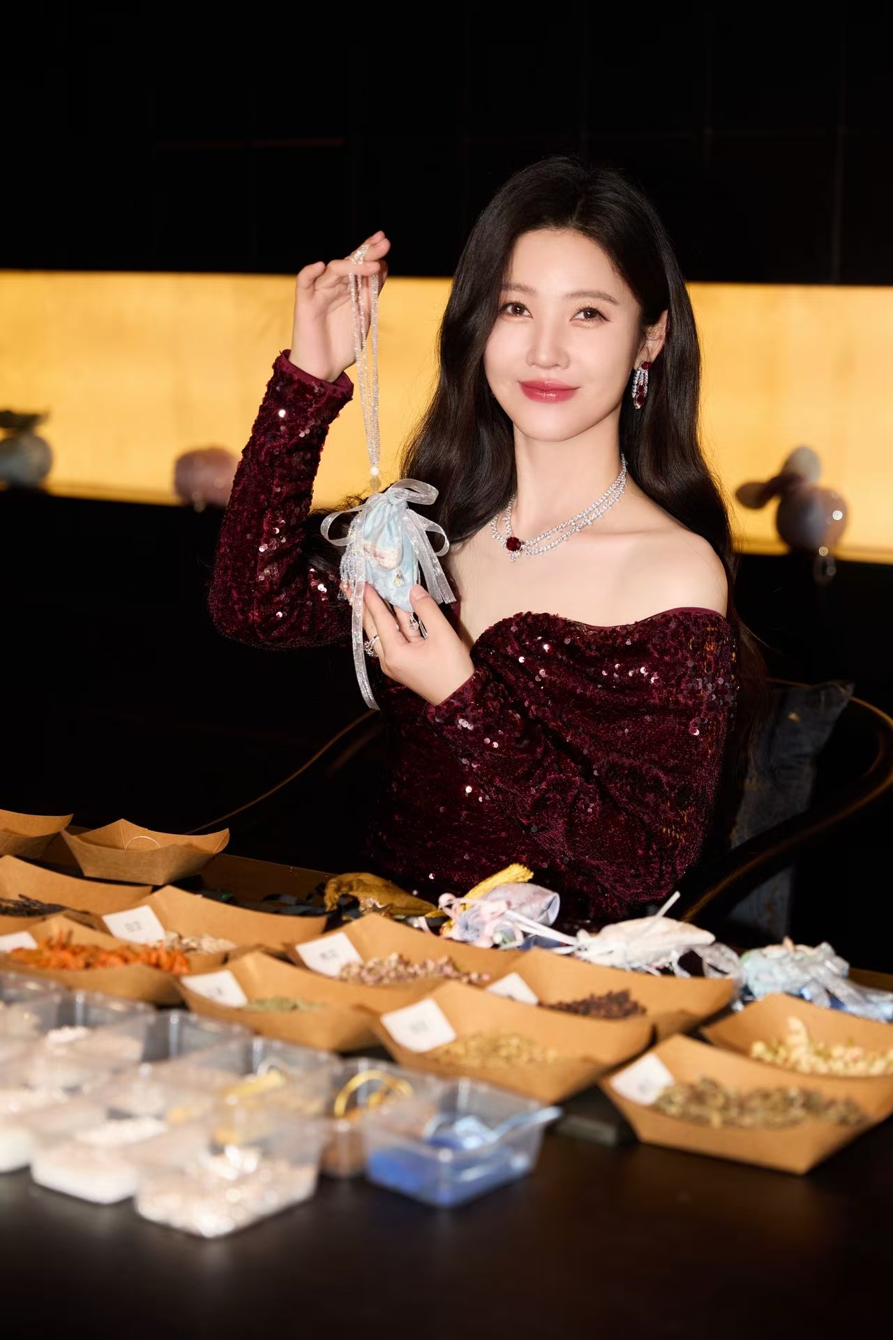 杨子姗在上海外滩美得像油画上海外滩雨后杨子姗美人鱼造型出现杨子姗酒红亮片鱼尾裙在