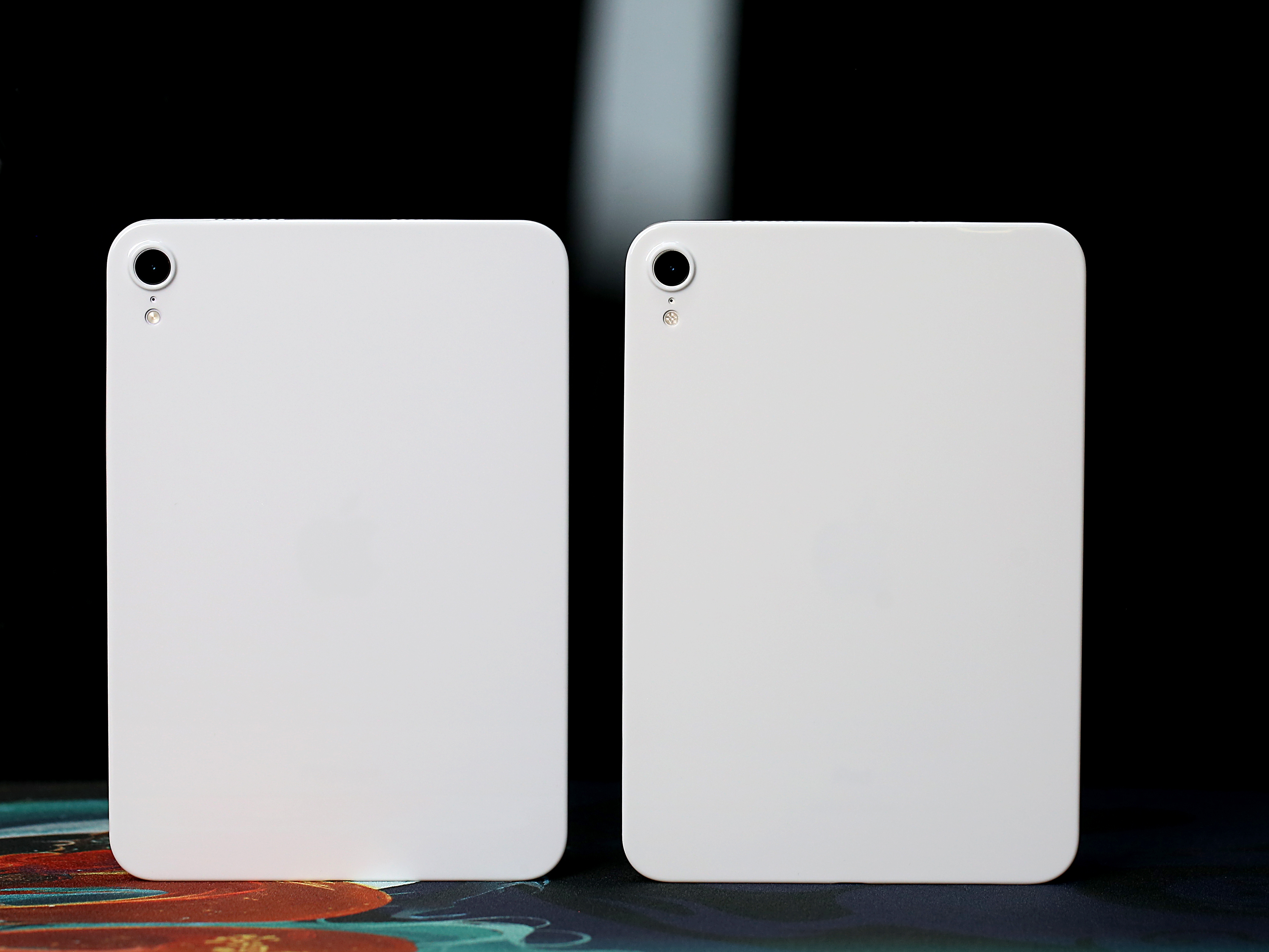 壳子一戴，“秒变”白色 iPad mini[嘻嘻]亮面表面，洁白温润。瓷白的配色