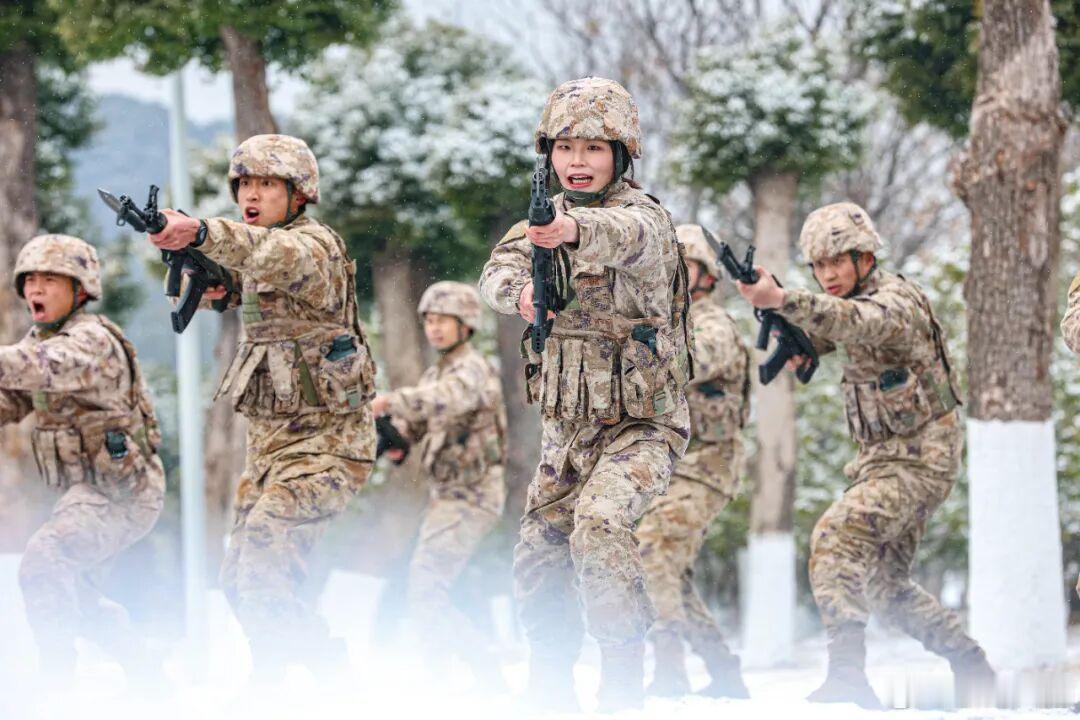 前线熄灯号军营晚点名人民前线 “完成挑战的最好方式，就是敢拼敢闯。”“一人强不是