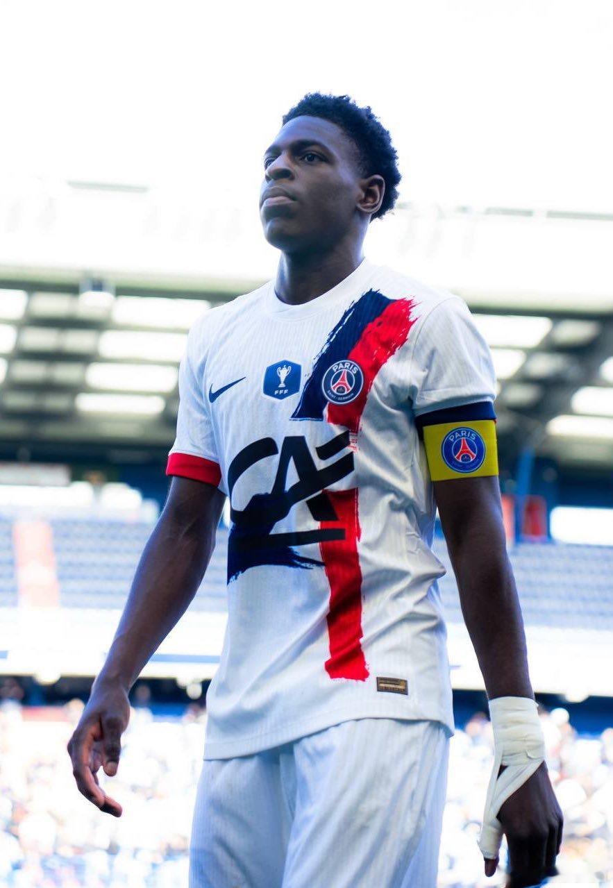 🚨拜仁和勒沃庫森將左後衛—— 18 歲的埃曼努埃爾·姆本巴列為目標，他收到了巴