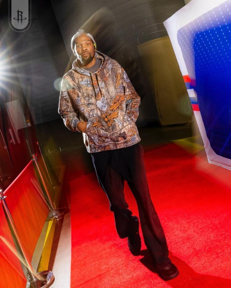 火箭前一阵儿的日子挺难熬，虽然锁定了西部季后赛名额，但最后几周被看衰得不行。
