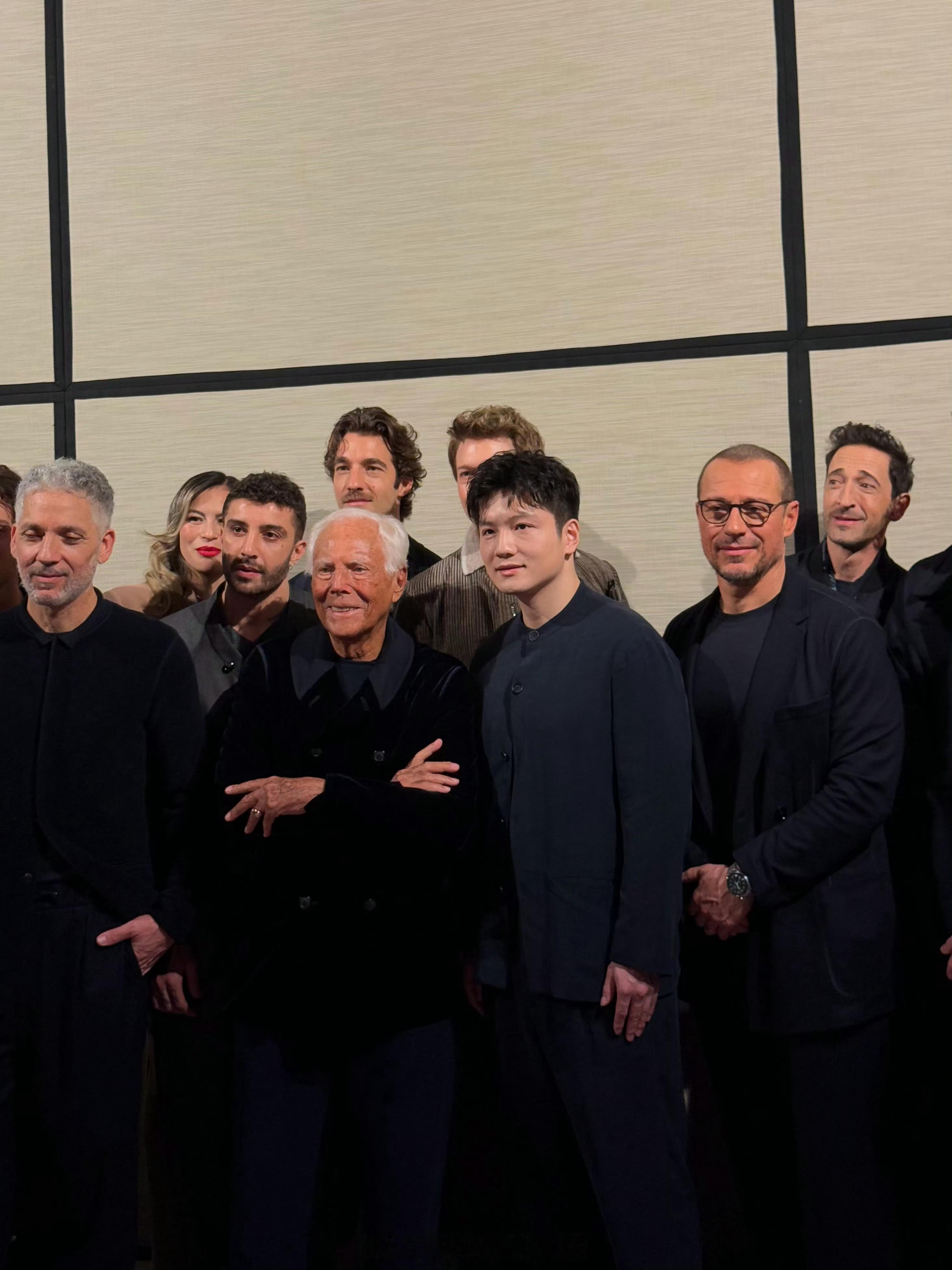 樊振东与Armani老爷子亲切互动 当红不让凭实力 全世界会为你让路 