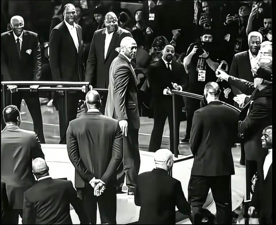 总说自己是GOAT，机会来了怎么就不中用了？为什么不抢在乔丹前先到中间去了？ 