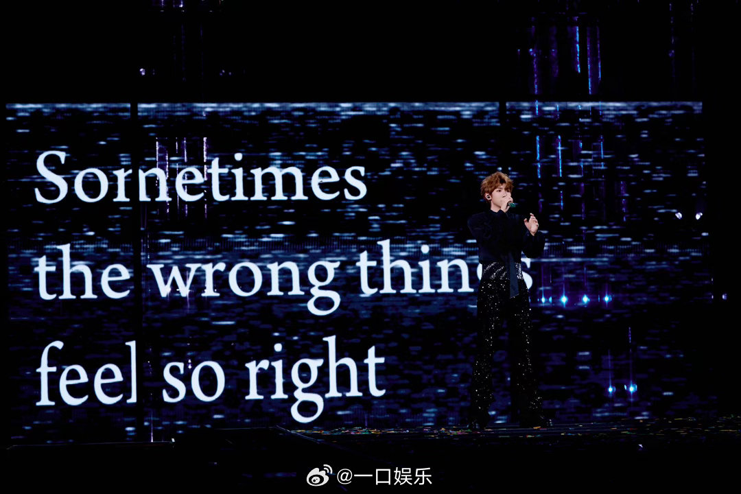王源演唱会延伸台好长 王源在延伸台上跑得头发都飞了，但眼睛亮得像星星。他跑到最远