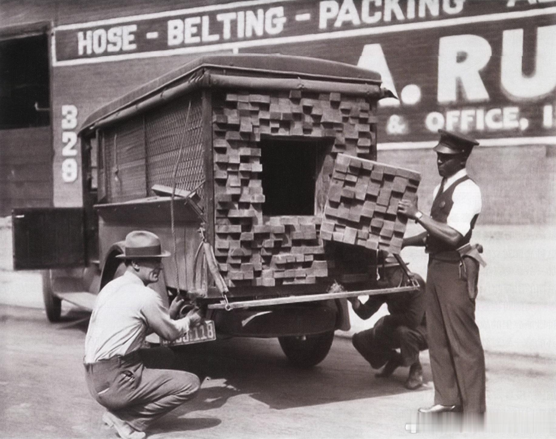 1926年10月美国禁酒局特工检查私人卡车，车内看起来是一堆无辜的木材，其实有7