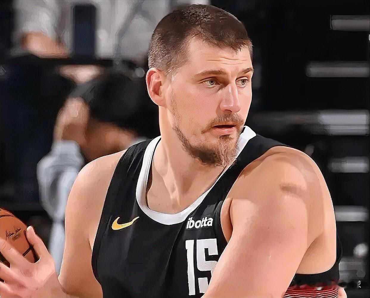 掘金队放心了，约老师伤无大碍！

根据Shams的报道，约老师遭遇左膝过度伸展，