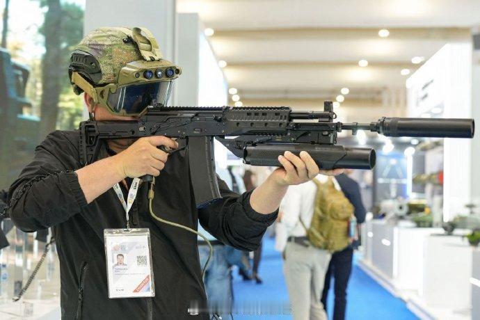 俄罗斯一种配备GP-46型40毫米下挂榴弹发射器的AK-19型5.56毫米口径步