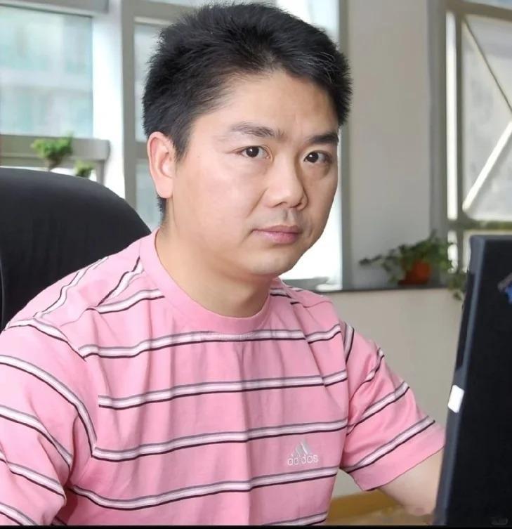 2007年，刚刚三十出头的刘强东在岗位上工作时的留影。 