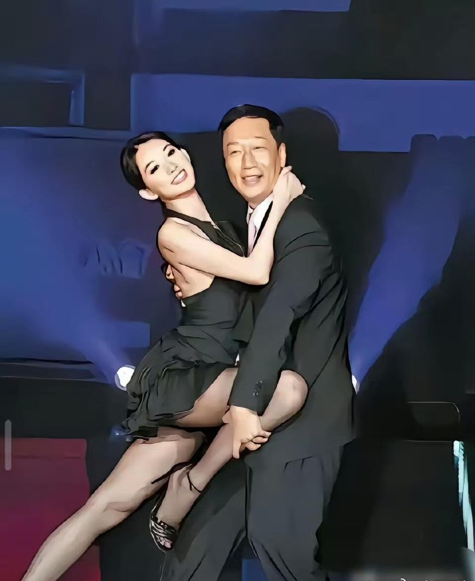 当年，在富士康的年会晚宴上，郭台铭与林志玲贴身热舞，互动亲昵，台下欢呼不断。 ​